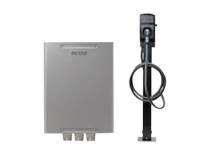 デンソーのV2H充放電設備（本体とスタンド型充電部)